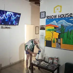  Hostel Yellow House